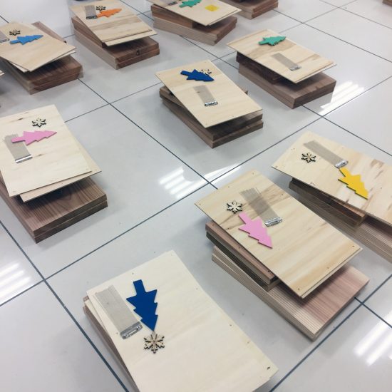 こちらがカホンの材料。みたところ…木の箱を作る材料?