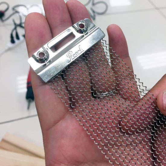楽器の中に仕込む「スナッピー」という部品。ドラムメーカーのPearlのロゴが!