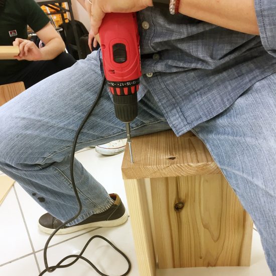 電動ドライバーでネジ締め。工具を使う時はいつもワクワクします(笑)
