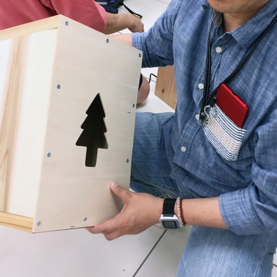 完成!ただの木の箱!のように見えますよね、でもちゃんとした楽器です。