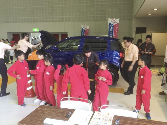 車の整備士さん。赤いつなぎがカッコいい!