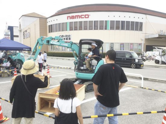 貴重なショベルカーの運転!うまくボールがすくえるかな?