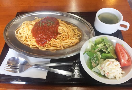 銀のお皿がレトロで素敵。もう一皿いけちゃう美味しさ!