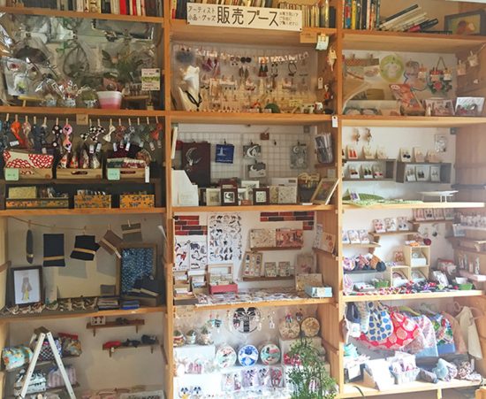 店内には常設で作家さんの作品販売も行っています