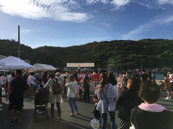 ステージ前は⼤勢の地元の⽅で⼤にぎわい!