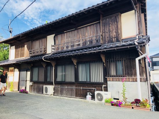 お祭りの途中、路地裏に⼊るとこんな素敵な建物も。