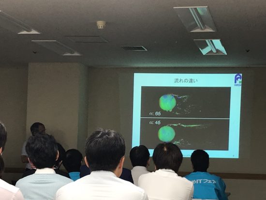 回転するボールの周りに生じる空気の流れをスパコンで計算した結果
