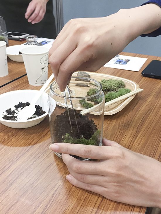 苔をぎゅっぎゅっと詰めていきます