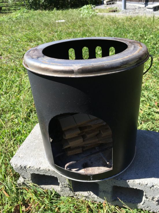 かまどに燃料をセットして