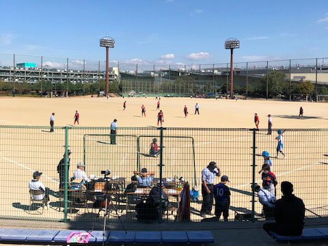 横のグラウンドではソフトボールの大会が行われてました