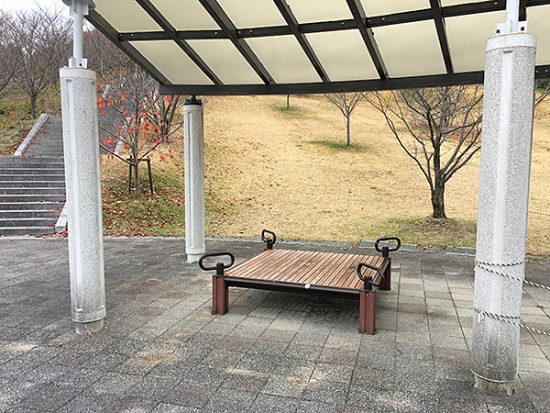 幾つかのベンチは、割と広めの作りなので大家族でのお弁当OKです!
