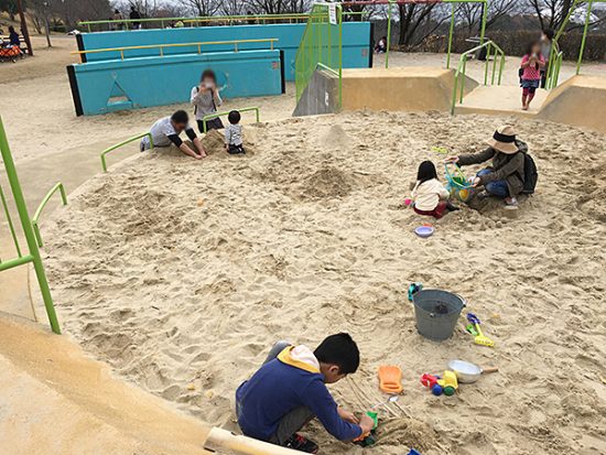 砂場は、ちょっとサラサラ気味が残念かも。団子は作りにくいです。