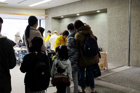 開催直後は、参加者による長い行列ができていました。