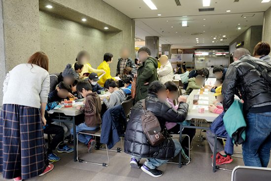 大人も子どもに負けず、夢中になっているようです。