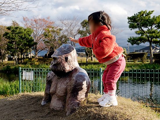 ちびっこに頭部を撫でられるゴリラ氏