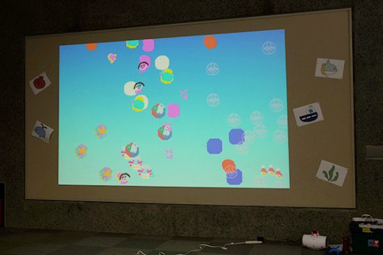 自分たちの描いた絵を見つける度に、周囲から歓声が上がります。