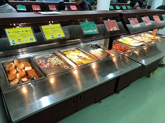 何を食べるか迷うほど、朝からたくさんあります