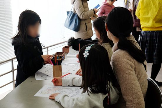 ぬり絵ブースは、女の子たちに人気。