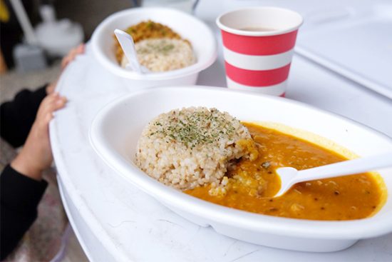 ヴィーガンカレー(キーマカレー・大根入り野菜カレー)とチャイ。