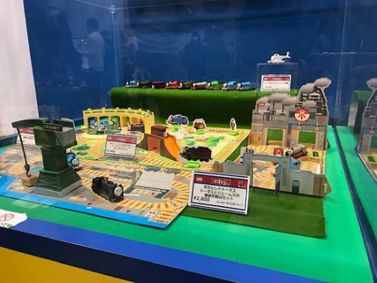 大好きなトーマスの前からなかなか離れませんでした