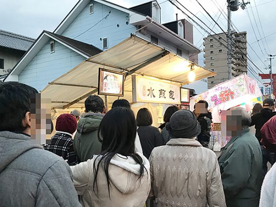 昨年登場した水煎包(すいちぇんぽお)は、今年も行列がズラリ。