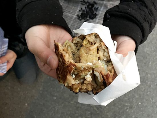 『お好み鉄板 すみれ』の「えーかお焼」は絶品! 家族でわけっこ。