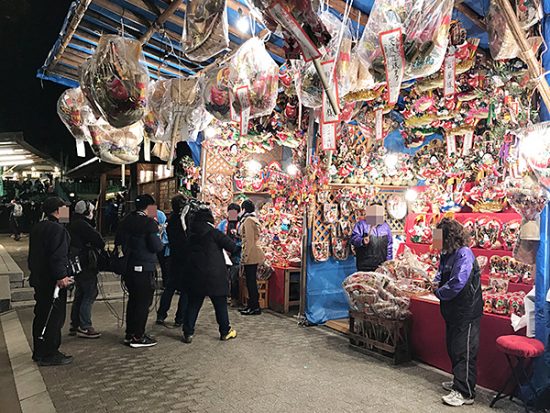 テレビの取材を受けている縁起物店も!