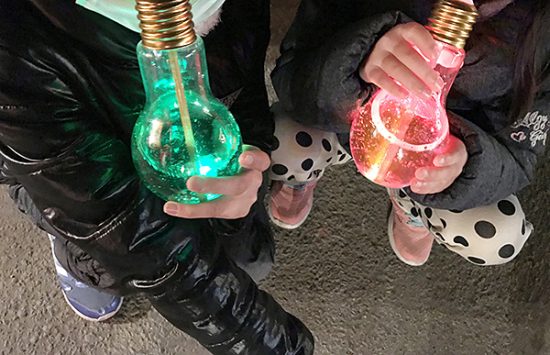 夜は電球ソーダが映えますね~! お酒入りも売っていました。